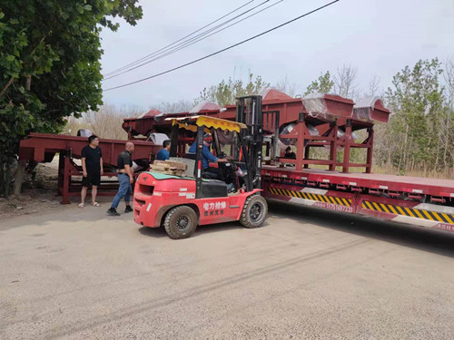 浙（zhè）江客戶10台直（zhí）線振動篩專車發貨